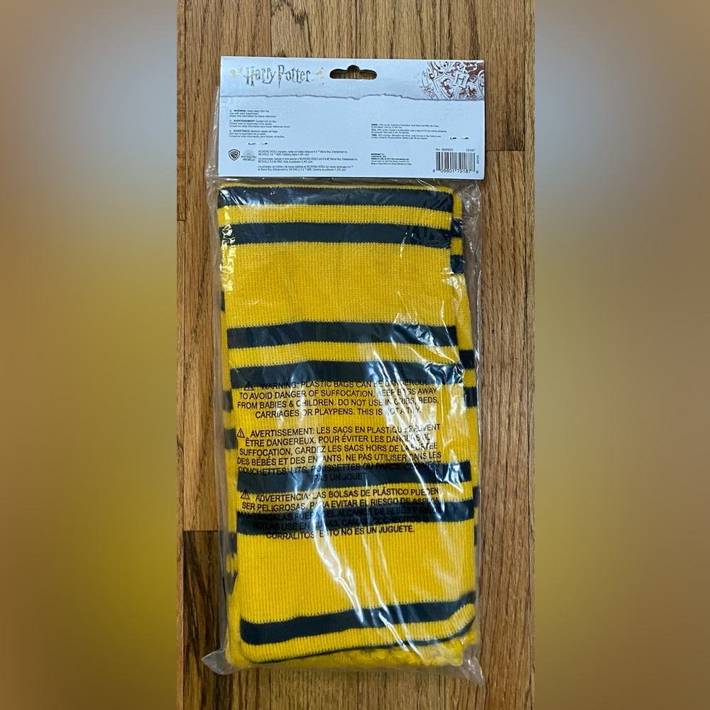 NWT Harry Potter Hufflepuff House Scarf Yellow Black Hogwarts Winter Badger - Picture 2 of 2